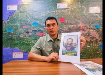 Kepala Satuan Tugas Hubungan Masyarakat Operasi Damai Cartenz-2024, AKBP. Dr. Bayu Suseno, SH, SIK, MM, MH. saat memperlihatkan foto anggota KKB yang berhasil ditahan