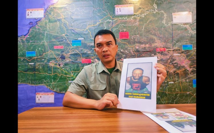 Kepala Satuan Tugas Hubungan Masyarakat Operasi Damai Cartenz-2024, AKBP. Dr. Bayu Suseno, SH, SIK, MM, MH. saat memperlihatkan foto anggota KKB yang berhasil ditahan