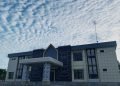 Tampak gedung megah Kantor Distrik Mimika Baru