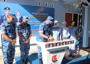 Kepala Staf Angkatan Udara (Kasau) Marsekal TNI Fadjar Prasetyo, S.E., M.P.P., CSFA meresmikan 10 unit rumah dinas type 54 di Komplek Perumahan Dirgantara Lanud Yohanis Kapiyau Timika Papua Tengah. Selasa (5/3/2024).