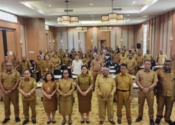 Bupati Mimika, Dr. Eltinus Omaleng saat foto bersama pejabat dan pimpinan OPD lingkup Pemda Mimika