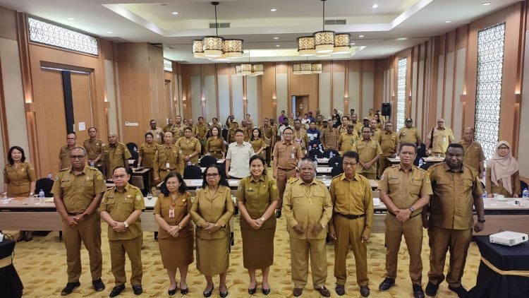 Bupati Mimika, Dr. Eltinus Omaleng saat foto bersama pejabat dan pimpinan OPD lingkup Pemda Mimika