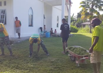 Pasukan Raja Yonif Raider 754/ ENK Kostrad saat menggelar kerja bakti dalam rangka memperingati HUT Kostrad ke-63