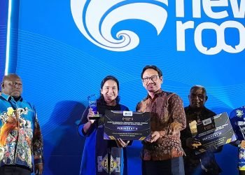 Pj. Sekda Mimika, Dr. Ida Wahyuni saat menerima award Konten Audio Visual Terbaik dari Kominfo