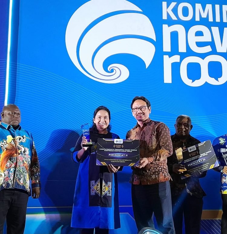 Pj. Sekda Mimika, Dr. Ida Wahyuni saat menerima award Konten Audio Visual Terbaik dari Kominfo