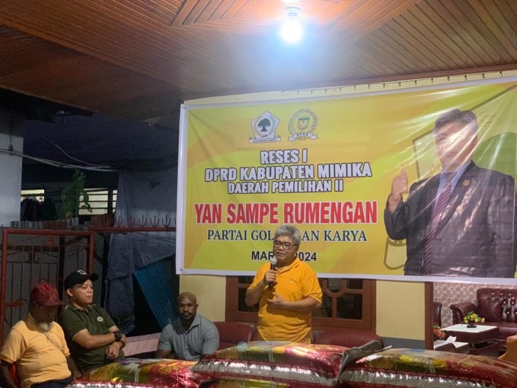 Anggota DPRD Kabupaten Mimika, Yan Sampe Rumengan saat menyampaikan arahan dalam agenda Reses I di Kelurahan Timika Indah, Kamis (7/3/2024).