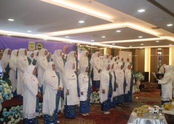 Ketua BKMT Provinsi Papua, Hj. Nurili Hatta saat melantik pengurus BKMT Kabupaten Mimika periode 2024-2029