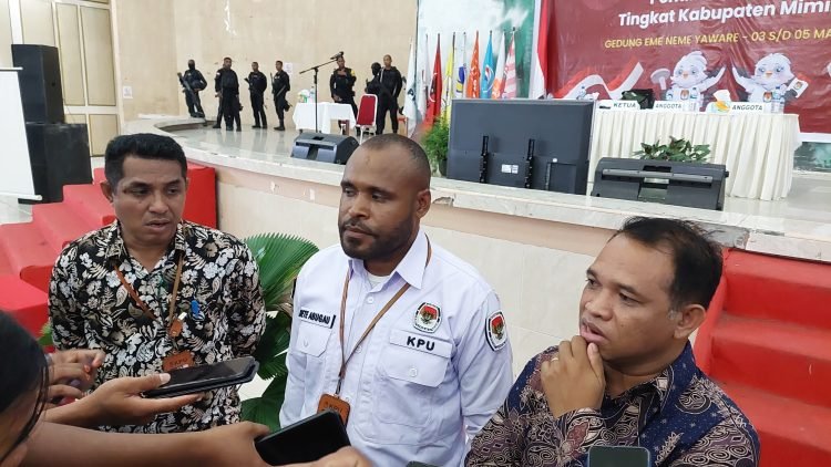 Komisioner KPU Mimika saat memberikan keterangan kepada awak media