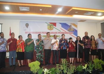 Pj. Sekda Mimika Dr. Ida Wahyuni saat foto bersama dengan Kepala Distrik Wania serta pejabat dilingkup Pemda Mimika