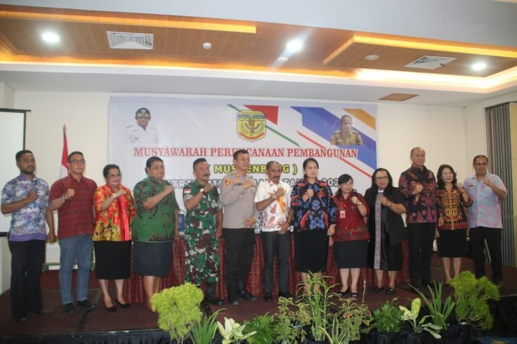 Pj. Sekda Mimika Dr. Ida Wahyuni saat foto bersama dengan Kepala Distrik Wania serta pejabat dilingkup Pemda Mimika