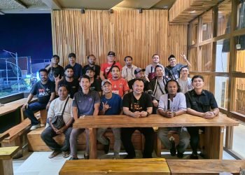 Satgas Damai Cartenz 2024 saat foto bersama wartawan Timika usai buka puasa