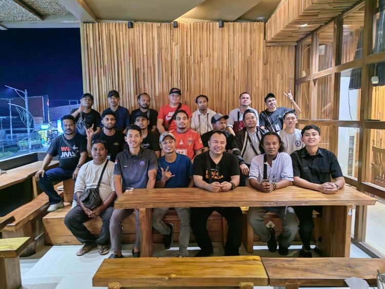 Satgas Damai Cartenz 2024 saat foto bersama wartawan Timika usai buka puasa