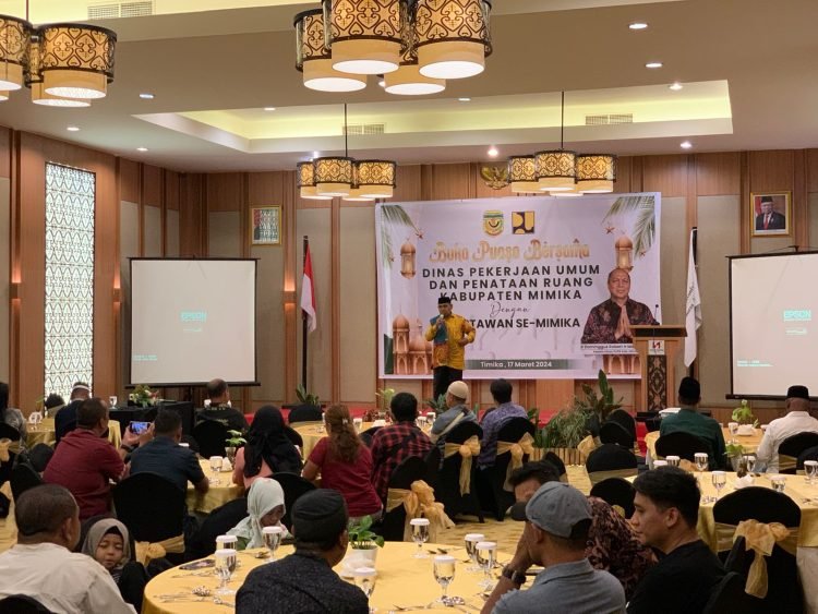 Suasana buka puasa bersama Dinas Pekerjaan Umum dan Penataan Ruang Kabupaten Mimika bersama wartawan