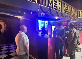 Kadis Pol PP Kabupaten Mimika, Ronny S. Marjen saat memimpin pengawasan Tempat Hiburan Malam di Timika