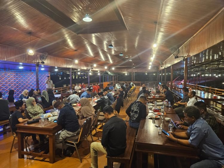 Suasana buka puasa bersama Badan Kesbangpol Kabupaten Mimika bersama OKP dan Cipayung Timika