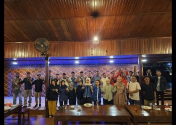 Kepala Kesbangpol Kabupaten Mimika, Yan Selamat Purba saat foto bersama organisasi pemuda Timika