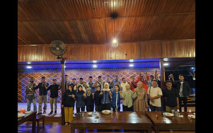 Kepala Kesbangpol Kabupaten Mimika, Yan Selamat Purba saat foto bersama organisasi pemuda Timika