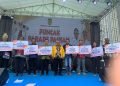 Bupati Mimika, Dr. Eltinus Omaleng saat foto bersama para pendeta usai menyerahkan bantuan dana hibah