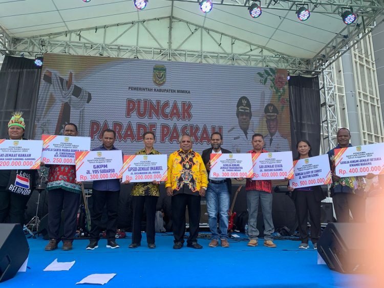 Bupati Mimika, Dr. Eltinus Omaleng saat foto bersama para pendeta usai menyerahkan bantuan dana hibah