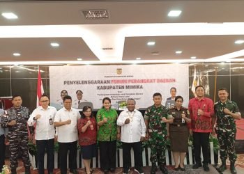 Bupati Mimika, Dr. Eltinus Omaleng didampingi Pj. Sekda Mimika, Dr. Ida Wahyuni dan Kepala Bappeda Mimika, Ir. Yohana Paliling saat foto bersama forkopimda usai pembukaan Forum OPD