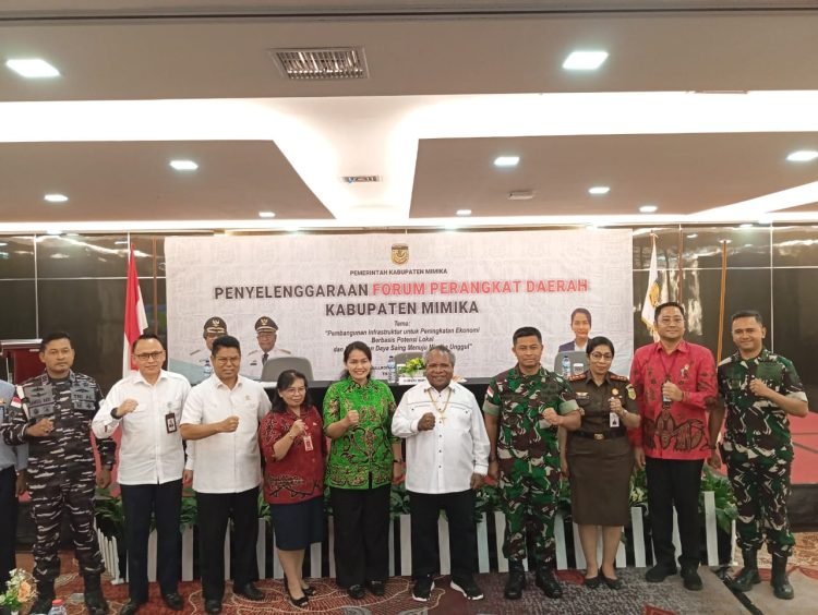 Bupati Mimika, Dr. Eltinus Omaleng didampingi Pj. Sekda Mimika, Dr. Ida Wahyuni dan Kepala Bappeda Mimika, Ir. Yohana Paliling saat foto bersama forkopimda usai pembukaan Forum OPD