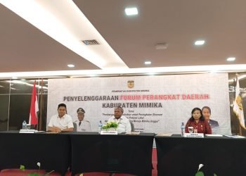 Bupati Mimika Dr. Eltinus Omaleng bersama Anggota DPRD Kabupaten Mimika, Iwan Anwar dan Kepala Bappeda Mimika, Ir. Yohana Paliling saat menghadiri pembukaan Forum OPD Tahun 2024