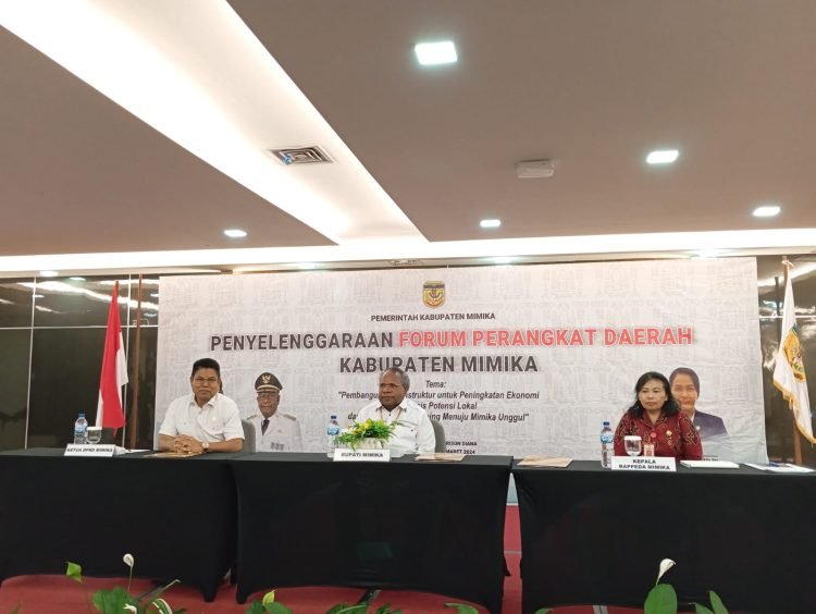 Bupati Mimika Dr. Eltinus Omaleng bersama Anggota DPRD Kabupaten Mimika, Iwan Anwar dan Kepala Bappeda Mimika, Ir. Yohana Paliling saat menghadiri pembukaan Forum OPD Tahun 2024