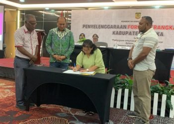 Kepala Bappeda Kabupaten Mimika, Ir. Yohana Paliling saat menandatangani berita acara usulan 18 distrik pada penutupan kegiatan Forum OPD Tahun 2024