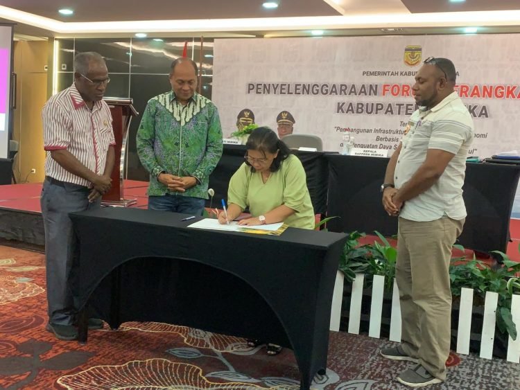 Kepala Bappeda Kabupaten Mimika, Ir. Yohana Paliling saat menandatangani berita acara usulan 18 distrik pada penutupan kegiatan Forum OPD Tahun 2024