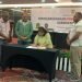 Kepala Bappeda Kabupaten Mimika, Ir. Yohana Paliling saat menandatangani berita acara usulan 18 distrik pada penutupan kegiatan Forum OPD Tahun 2024