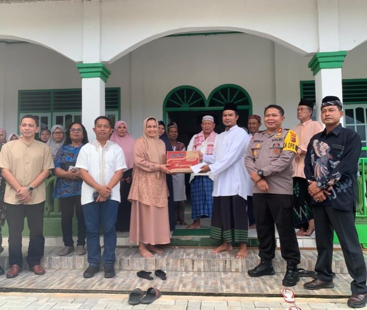 Pj. Sekda Mimika, Dr. Ida Wahyuni saat menyerahkan sembako secara simbolis kepada pengurus Masjid At-Taubah Kampung Mulia Kencana SP7.