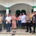 Pj. Sekda Mimika, Dr. Ida Wahyuni saat menyerahkan sembako secara simbolis kepada pengurus Masjid At-Taubah Kampung Mulia Kencana SP7.