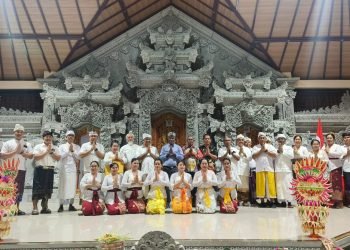 Asisten I Bidang Pemerintahan Setda Mimika, Robert Kambu saat foto bersama warga Hindu Timika