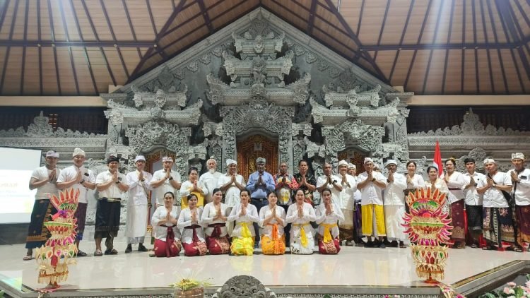 Asisten I Bidang Pemerintahan Setda Mimika, Robert Kambu saat foto bersama warga Hindu Timika