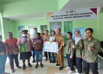 Kepala Dinas Kependudukan dan Pencatatan Sipil Kabupaten Mimika, Slamet Sutejo saat foto bersama pegawai RSMM