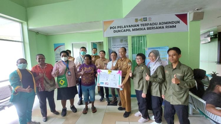 Kepala Dinas Kependudukan dan Pencatatan Sipil Kabupaten Mimika, Slamet Sutejo saat foto bersama pegawai RSMM