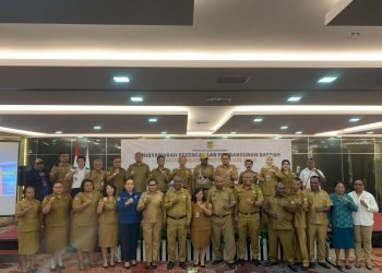 Kepala Bappeda Kabupaten Mimika, Ir. Yohana Paliling saat foto bersama Forkopomda dan pejabat dilingkup Pemda Mimika