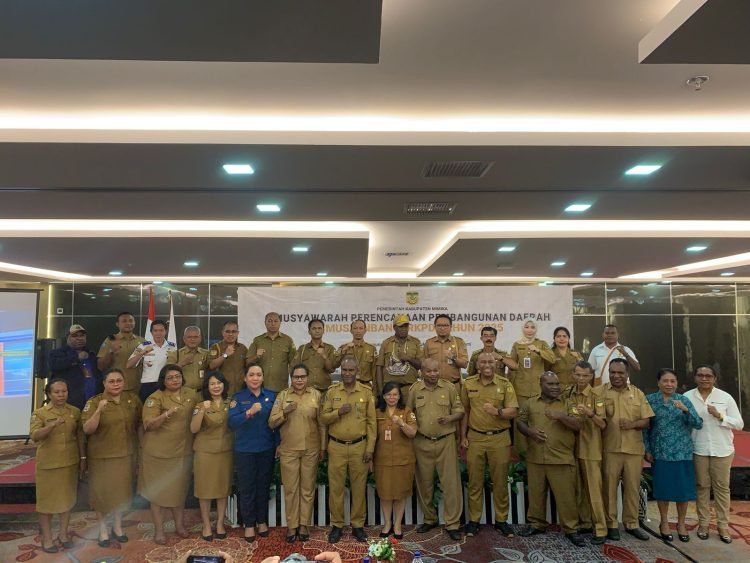 Kepala Bappeda Kabupaten Mimika, Ir. Yohana Paliling saat foto bersama Forkopomda dan pejabat dilingkup Pemda Mimika