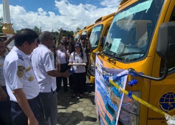 Asisten I Bidang Pemerintahan dan Kesra Setda Mimika saat melaunching 11 minubus gratis