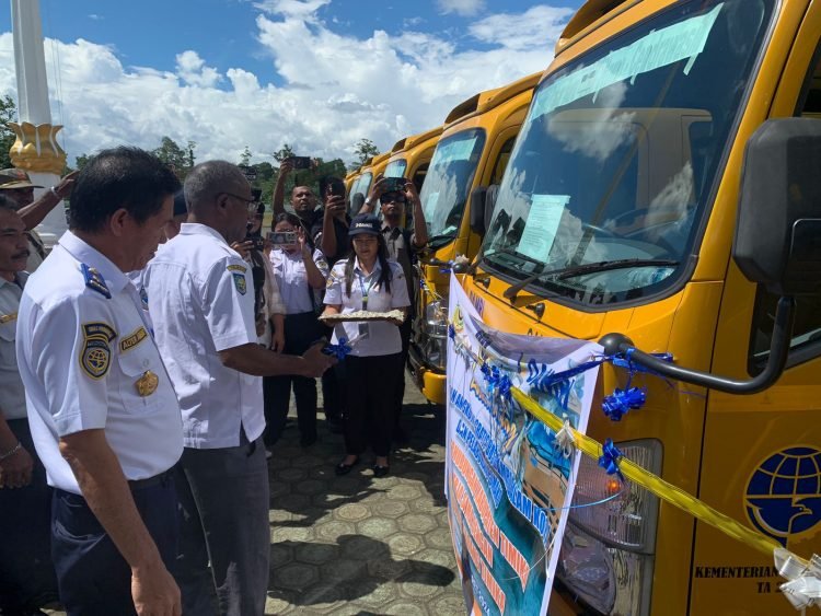 Asisten I Bidang Pemerintahan dan Kesra Setda Mimika saat melaunching 11 minubus gratis