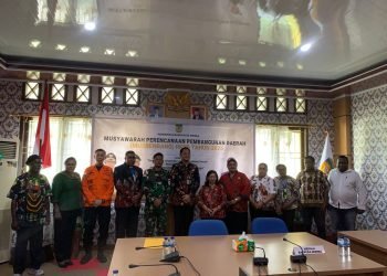 Kepala Bappeda Kabupaten Mimika, Ir. Yohana Paliling saat foto bersama Forkopimda dan pimpinan OPD usai kegiatan