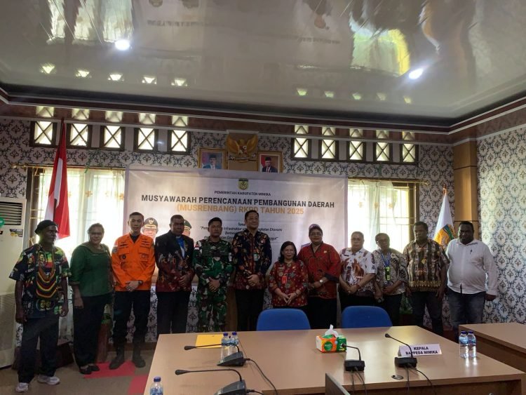 Kepala Bappeda Kabupaten Mimika, Ir. Yohana Paliling saat foto bersama Forkopimda dan pimpinan OPD usai kegiatan