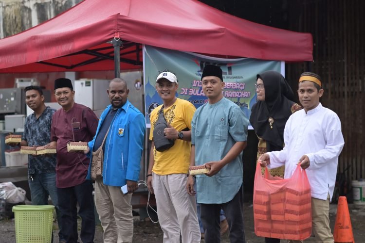 YNCI Timika Bagikan Ratusan Takjil Kepada Masyarakat