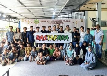 Komunitas Rastafara Timika saat foto bersama penghuni Panti Asuhan Laskar Pelangi Timika