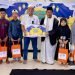 Kepala BRI Cabang Timika, Zainul Arifin saat menyerahan dana CSR kepada pimpinan Panti Asuhan Babul Jannah Timika, Muhammad Damsir