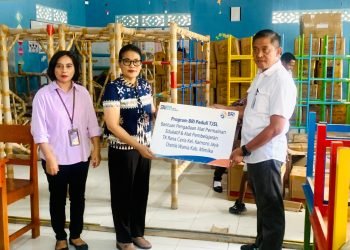 Pimpinan BRI Cabang Timika, Zainul Arifin saat menyerahkan bantuan CSR kepada Kepala Sekolah TK Rana Ceria, Roida, T. Ompusunggu.