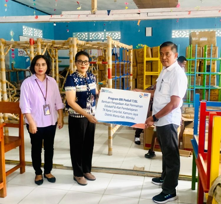 Pimpinan BRI Cabang Timika, Zainul Arifin saat menyerahkan bantuan CSR kepada Kepala Sekolah TK Rana Ceria, Roida, T. Ompusunggu.