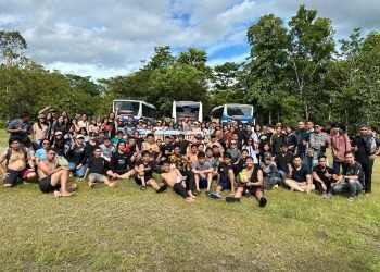 Anggota pengurus Persekutuan Pemuda Toraja Mimika saat foto bersama usai menggelar ibadah padang.