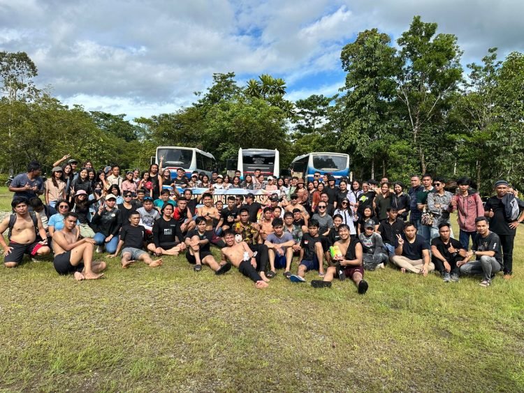 Anggota pengurus Persekutuan Pemuda Toraja Mimika saat foto bersama usai menggelar ibadah padang.