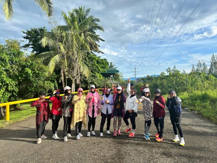 Anggota MaceRun (Timika Runners) saat berfoto menggunakan pakaian kebaya usai berlari 10K
